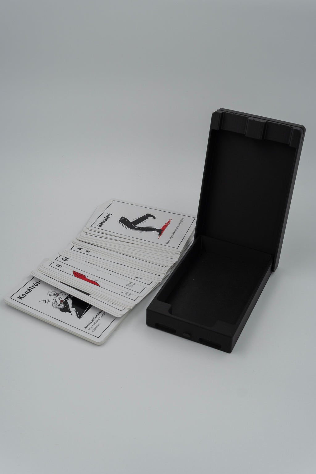 Fekete történetek társasjáték utazó doboz