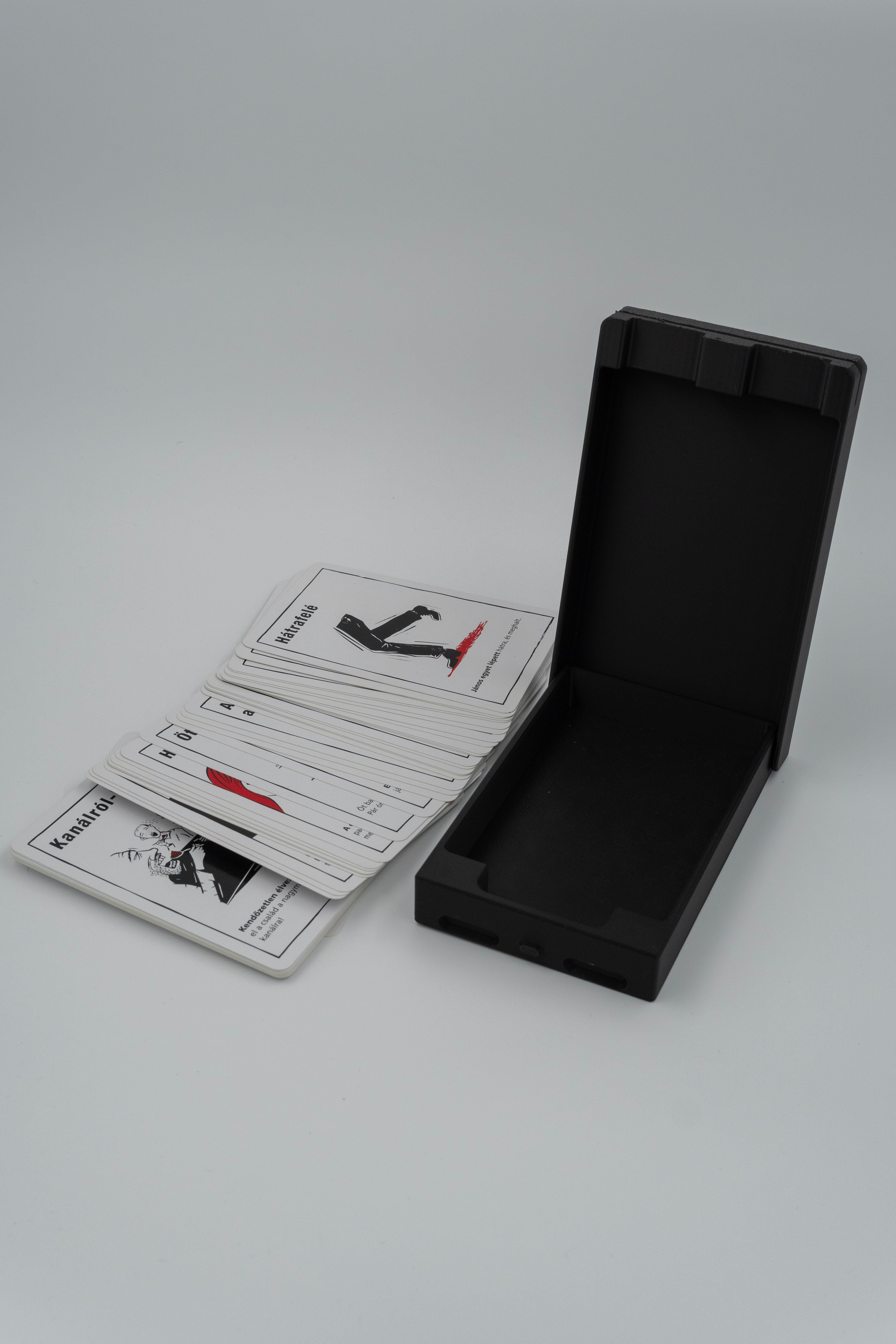 Fekete történetek társasjáték utazó doboz